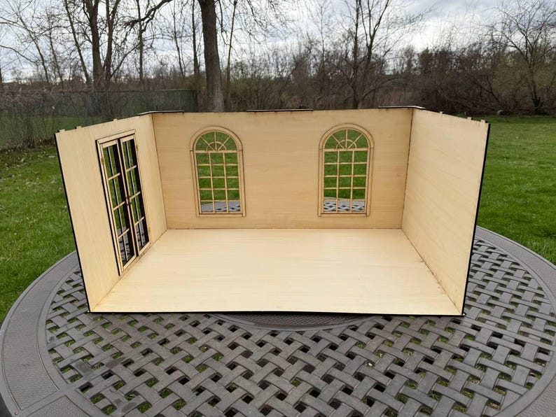 Puede incluir: Un kit de habitaci&oacute;n de casa de mu&ntilde;ecas de madera con dos ventanas y una puerta. La habitaci&oacute;n est&aacute; sin terminar y lista para ser ensamblada y decorada.