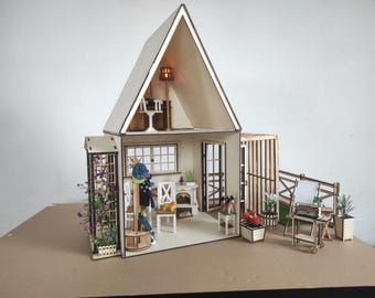 Zweistöckiges Puppenhaus mit Veranda und Garten, 1:6, DIY Puppenhaus Bausatz