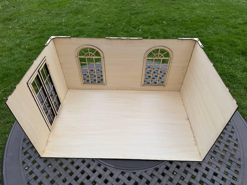 Puede incluir: Un kit de habitaci&oacute;n de casa de mu&ntilde;ecas de madera con dos ventanas y una puerta. La habitaci&oacute;n est&aacute; sin terminar y lista para ser ensamblada y decorada.