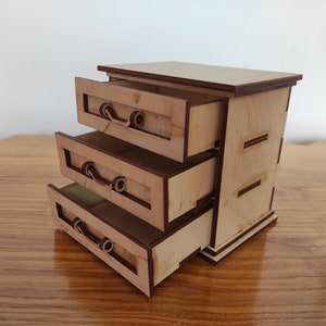 DIY Miniatur Puppenhaus Kommode mit Schubladen. Maßstab 1/6 Puppenhaus Holzkommode. Puppenstube Zubehör