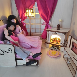 Roombox Living Room for Dolls - 1:6 Scale, DIY Dollhouse with Furniture, Doll Room Miniatures