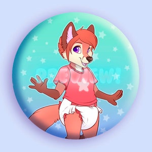 Puede incluir: Un zorro rojo con pelaje naranja que lleva una camisa rosa con una estrella blanca y un pañal blanco. El zorro está de pie sobre un fondo azul y verde con estrellas blancas.