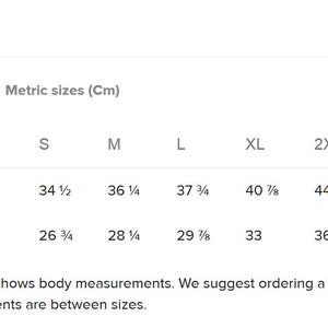 K&ouml;nnte beinhalten: Gr&ouml;&szlig;entabelle f&uuml;r Kleidung in US-Zoll und metrischen Zentimetern. Die Tabelle zeigt Brust- und Taillenma&szlig;e f&uuml;r die Gr&ouml;&szlig;en XS bis 3XL.
