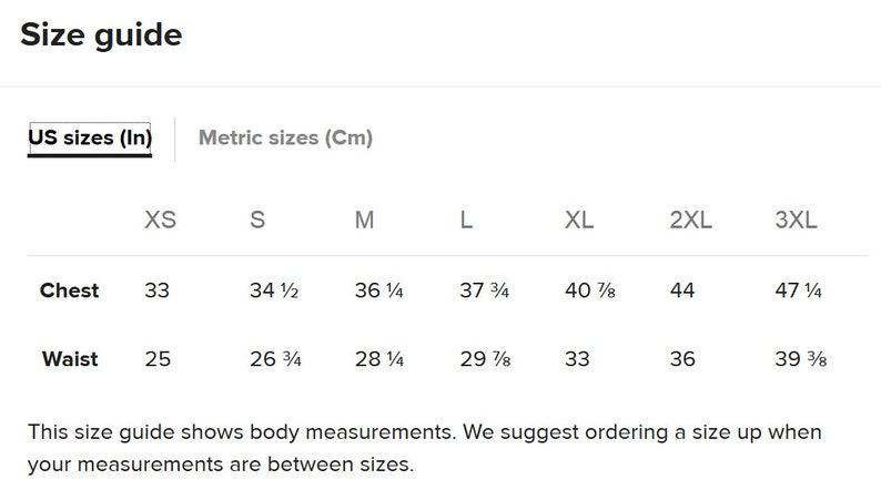 K&ouml;nnte beinhalten: Gr&ouml;&szlig;entabelle f&uuml;r Kleidung in US-Zoll und metrischen Zentimetern. Die Tabelle zeigt Brust- und Taillenma&szlig;e f&uuml;r die Gr&ouml;&szlig;en XS bis 3XL.