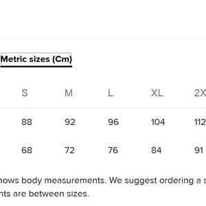 K&ouml;nnte beinhalten: Gr&ouml;&szlig;entabelle f&uuml;r Kleidung mit Ma&szlig;en in Zoll und Zentimetern. Die Tabelle zeigt Brust- und Taillenma&szlig;e f&uuml;r die Gr&ouml;&szlig;en XS bis 3XL.