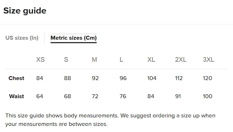 K&ouml;nnte beinhalten: Gr&ouml;&szlig;entabelle f&uuml;r Kleidung mit Ma&szlig;en in Zoll und Zentimetern. Die Tabelle zeigt Brust- und Taillenma&szlig;e f&uuml;r die Gr&ouml;&szlig;en XS bis 3XL.
