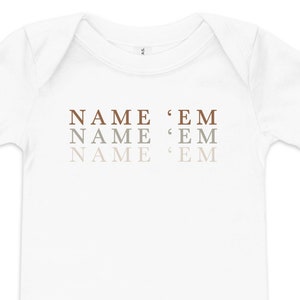 Puede incluir: Un body blanco para bebé con el texto "NAME 'EM" repetido tres veces en marrón, beige y marrón claro.