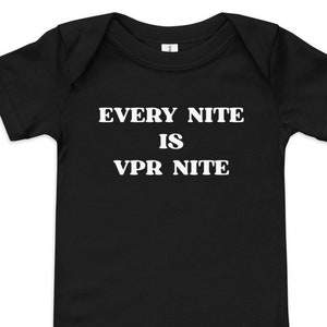 Könnte beinhalten: Schwarzer Baby-Body mit dem weißen Text "EVERY NITE IS VPR NITE". Der kurzärmelige Body hat drei Druckknöpfe am unteren Saum und ein kleines Etikett am Halsausschnitt.