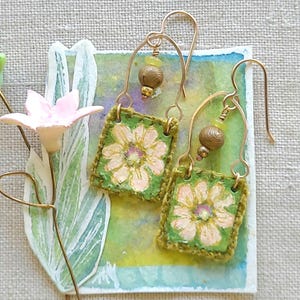 Boucles d'oreilles en papier brodé de fleurs roses peintes et velours, crochets d'oreilles en bronze, coffret cadeau fait main