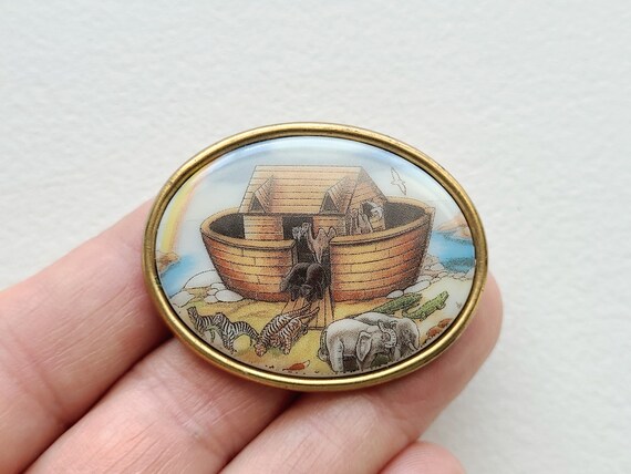 Vintage Noah's ark oval porcelain goldtone brooch… - image 3