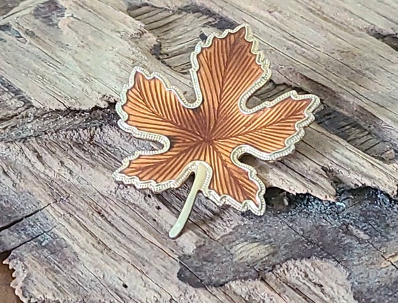 Enamel goldtone maple leaf shaped brooch, vintage… - image 8