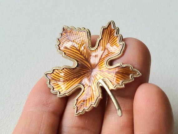 Enamel goldtone maple leaf shaped brooch, vintage… - image 2