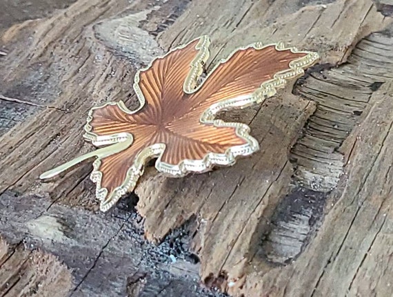 Enamel goldtone maple leaf shaped brooch, vintage… - image 9