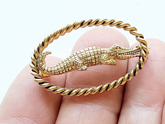 Vintage smiling alligator goldtone brooch - image 7