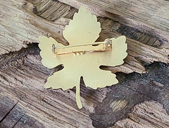 Enamel goldtone maple leaf shaped brooch, vintage… - image 3