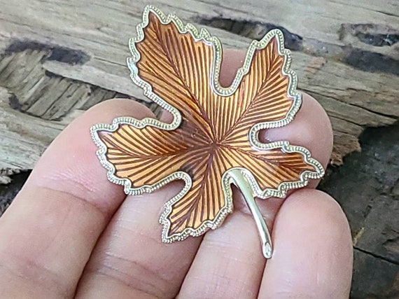Enamel goldtone maple leaf shaped brooch, vintage… - image 6