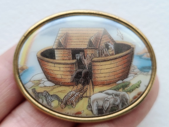 Vintage Noah's ark oval porcelain goldtone brooch… - image 4