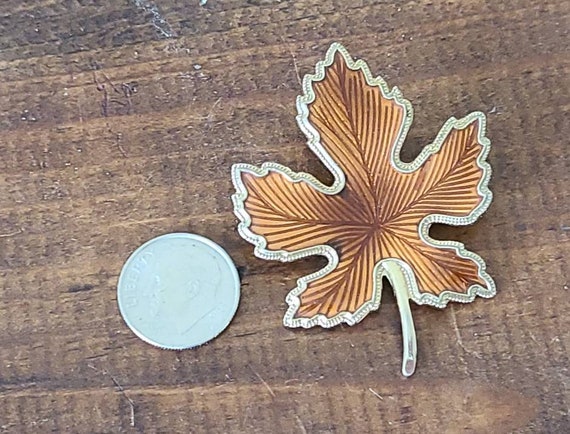 Enamel goldtone maple leaf shaped brooch, vintage… - image 4