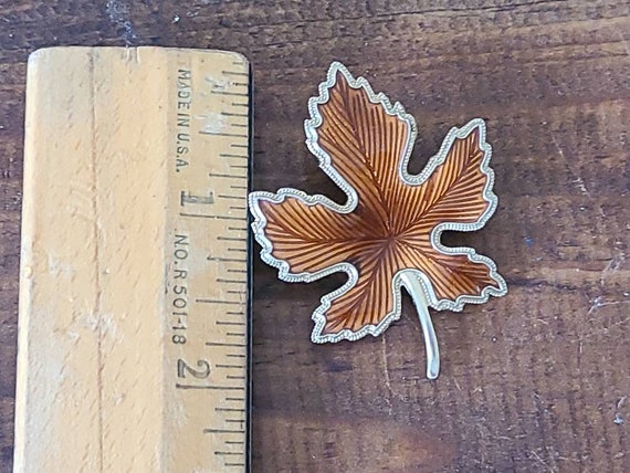 Enamel goldtone maple leaf shaped brooch, vintage… - image 5