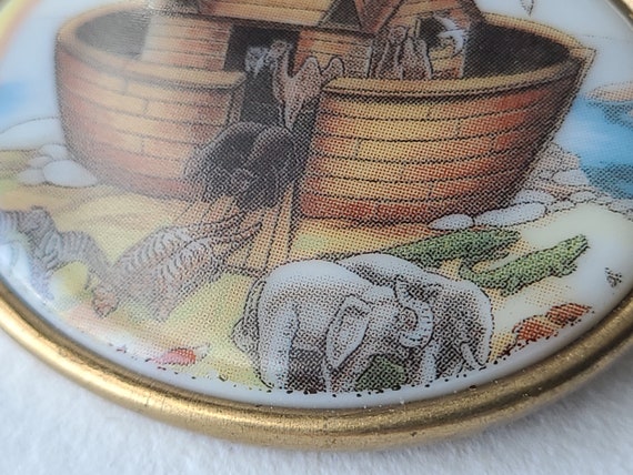Vintage Noah's ark oval porcelain goldtone brooch… - image 5