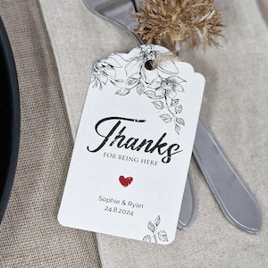 Grazie per essere qui! – TAG personalizzati per il ricevimento di nozze (carta Kraft o bianca)