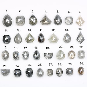Pode incluir: Uma coleção de trinta pedras preciosas cinzentas de várias formas, incluindo cortes de pêra, esmeralda, triângulo e oval. Cada pedra é numerada e colocada sobre um fundo branco, mostrando as suas facetas e padrões internos. As pedras preciosas variam em tamanho e tonalidade.