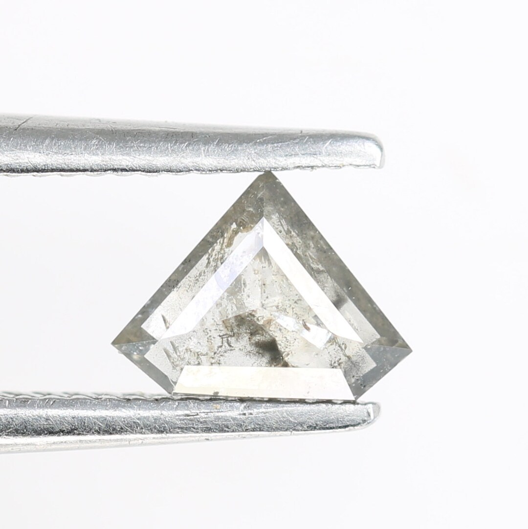 Diamant Naturel Brut De 0,78 Carat En Forme De Pentagone - Couleur Fantaisie Gris Sel Et Poivre - Qualité I3
