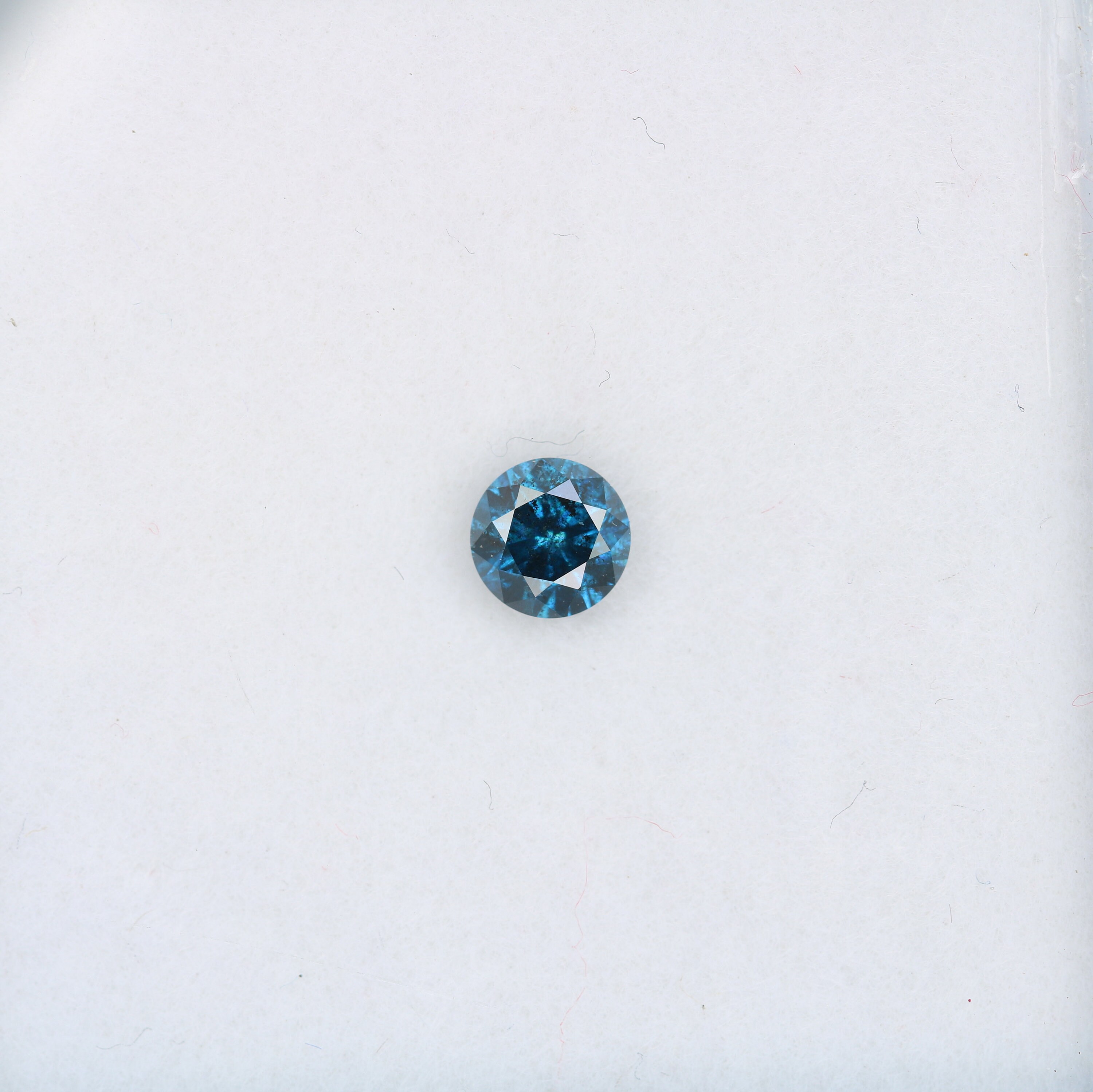 0.38 CT 鮮やかなブルーのラウンドブリリアントカットダイヤモンド