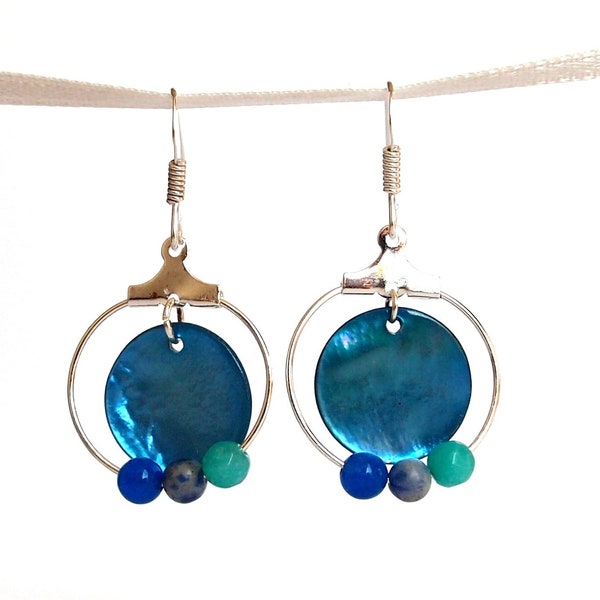 Petites boucles d'oreille créoles rondes légères et colorées, sequin nacre bleue, perles bleu et vert pierres fines sodalite et agate