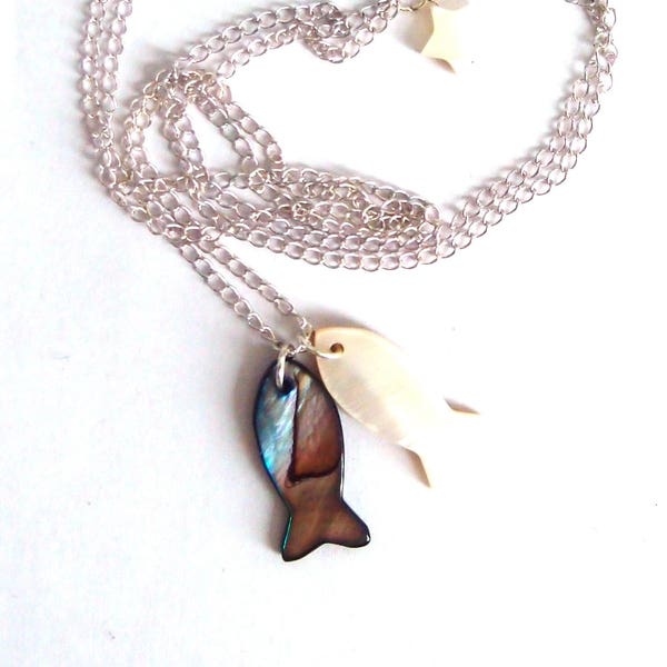 Collier long sautoir animal, deux pendentifs plats petits poissons blanc et gris en nacre