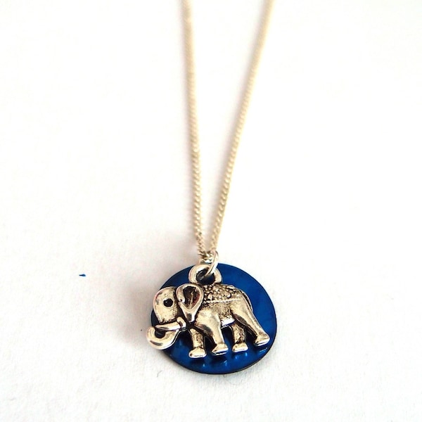 Collier éléphant, sequin nacre couleur bleu roi, collier léger pendentif animal jungle exotique