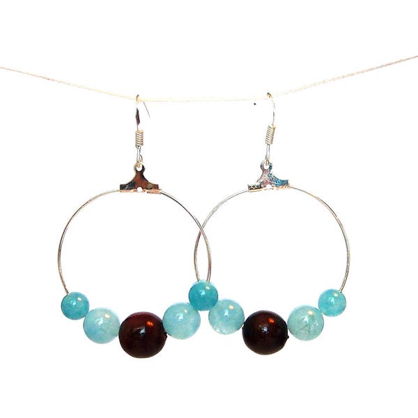 Boucles d'oreille créoles colorées, perles rondes pierre fine aigue-marine bleu clair et bois naturel marron foncé