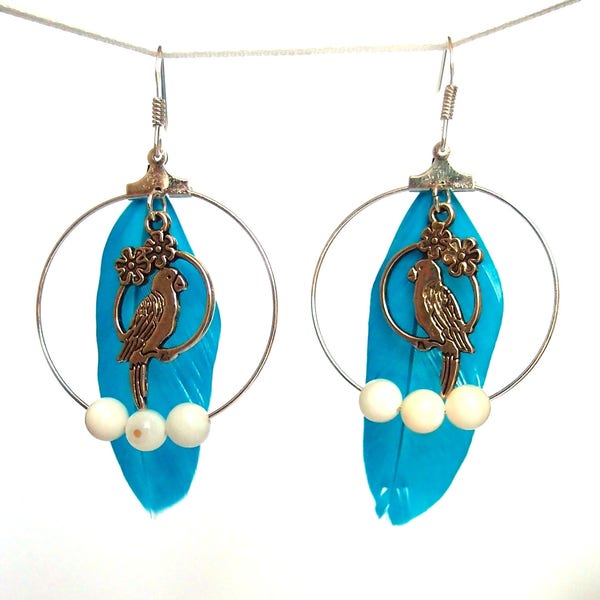 Boucles d'oreille estivales colorées, pendentif oiseau perroquet, perles rondes nacre blanche, petite plume bleu turquoise