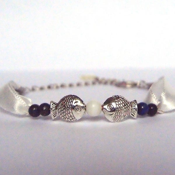 Bracelet petits poissons mignons argentés, rubans satin blanc, perles rondes nacre blanche et lapis lazuli bleu foncé