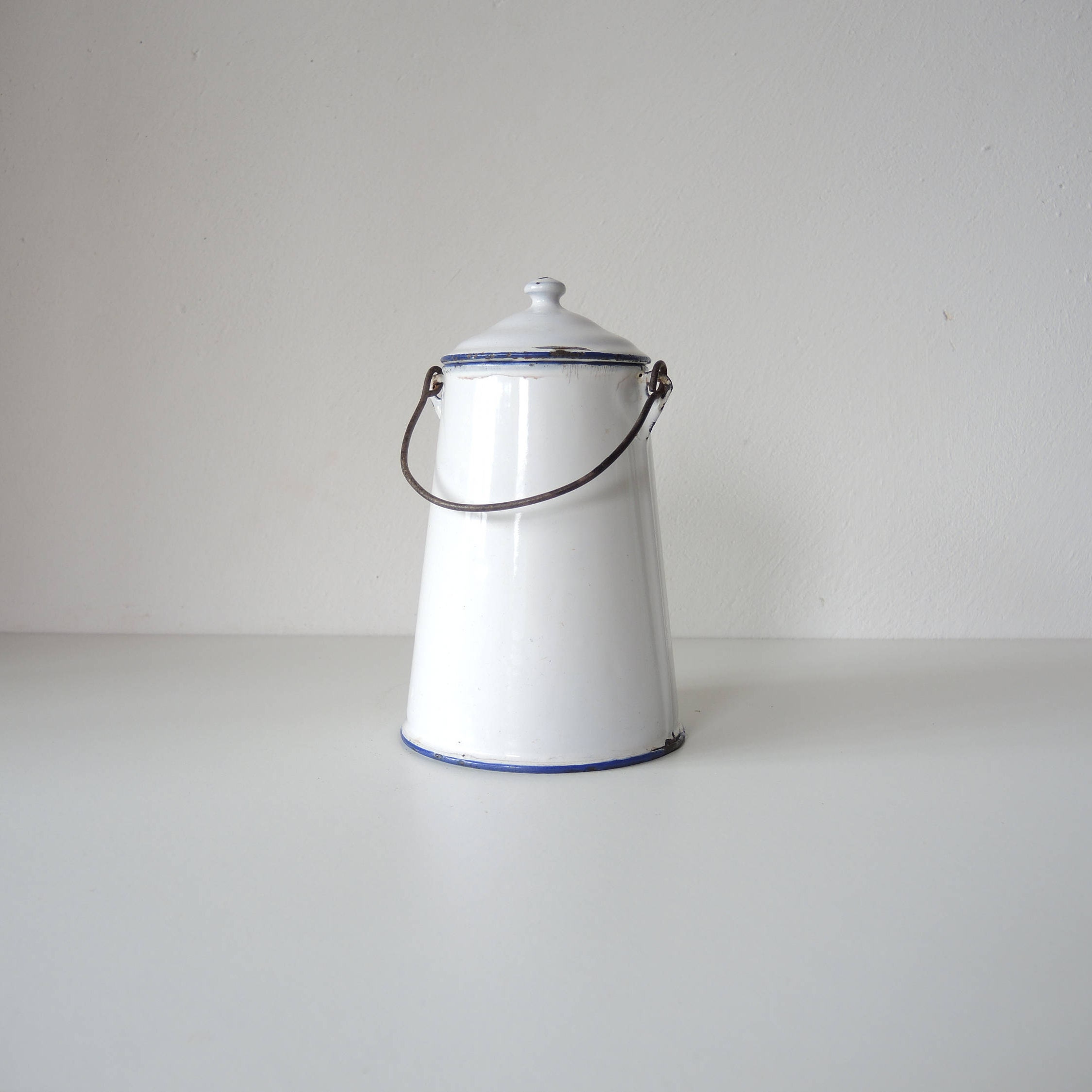 Ancien Pot à Lait Émaillé