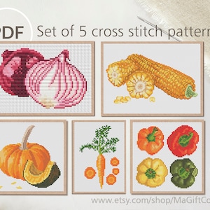 Puede incluir: Conjunto de 5 patrones de punto de cruz con verduras. Incluye una cebolla roja, maíz, una calabaza, zanahorias y pimientos. Cada diseño está enmarcado y se muestra sobre un fondo blanco. El texto "PDF" es visible en la esquina superior izquierda.