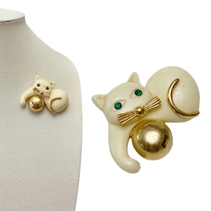 Vintage Retro Cream Acrylic Cat with Ball of Yarn Green Rhinestone Eyes Brooch Pin