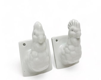 Vintage Set of 2 White Ceramic Rooster Chicken Head Hook Hangers Wall Mounted Cottage Farmhouse Decor