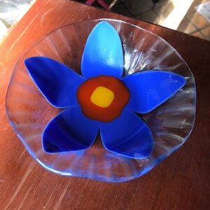 Prato de vidro flor azul