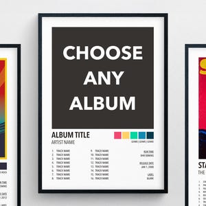 Può includere: Un poster incorniciato con un quadrato grigio scuro centrale e il testo bianco CHOOSE ANY ALBUM. Sotto, il layout include segnaposto per ALBUM TITLE, ARTIST NAME, una tracklist numerata da 1 a 16, campioni di colore e campi di metadati.