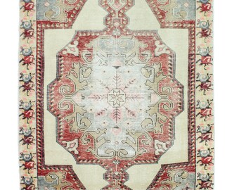 Alfombra Oushak con aspecto envejecido de 124 x 213 cm (4'1" x 7') – Marfil Terracota con detalles de lana vintage.