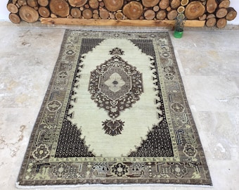Vintage Turkish Oushak Rug: Greenish Yellow Anatolian Carpet (4'2"x6'4")