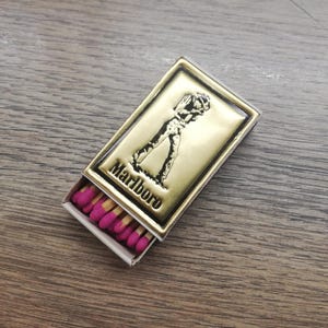 Vtg Old Very Rare Svezia Promo Pubblicità "Marlboro" Western Man Cowboy Golden Foil Mini Cigarette Matchbox Matches Holder Box