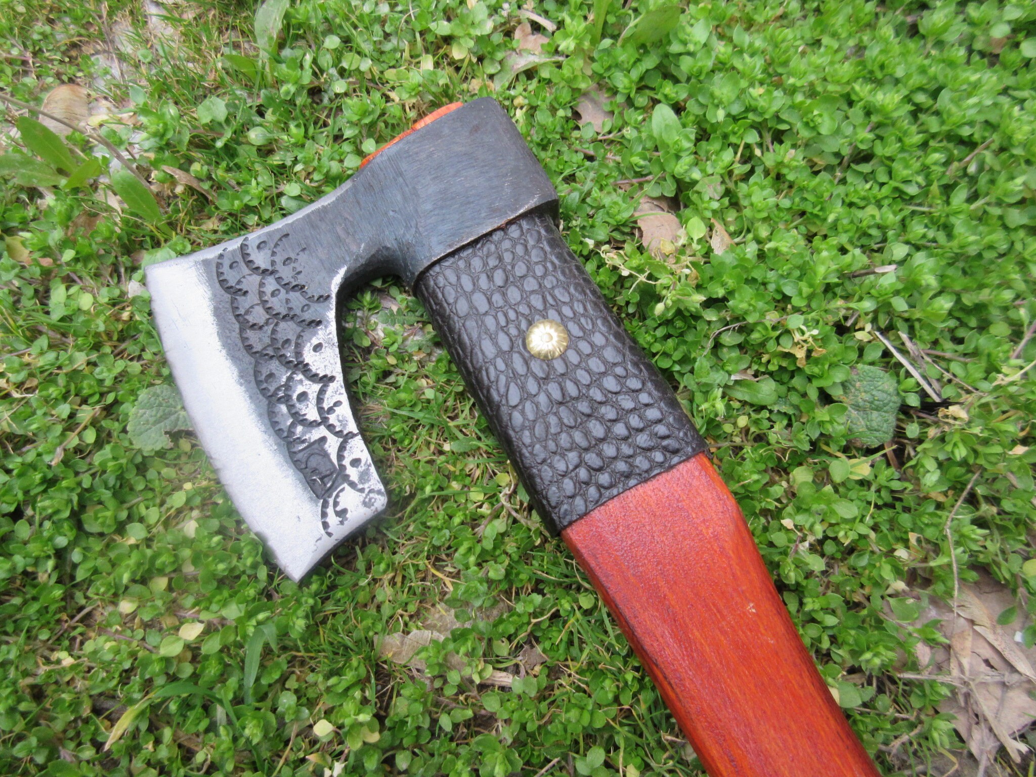 Hache viking gravée : Tomahawk en acier au carbone forgé à la main avec manche en bois de frêne - Canada