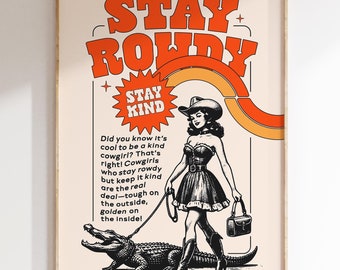 Puede incluir: Un póster de estilo vintage con una vaquera con un atuendo blanco y negro paseando un pequeño caimán. El póster tiene el texto "Stay Rowdy Stay Kind" en letras naranja y negras.