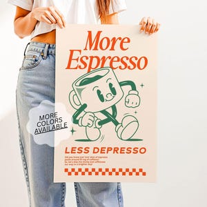 Könnte beinhalten: Ein beigefarbenes Poster mit den Worten "More Espresso" in orangefarbenen Buchstaben. Unter dem Text ist eine Cartoon-Kaffeetasse abgebildet. Das Poster enthält auch den Text "Less Depresso" und zusätzliche Informationen über Koffein.