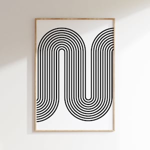 Puede incluir: Impresi&oacute;n de arte abstracto en blanco y negro con un dise&ntilde;o geom&eacute;trico de l&iacute;neas curvas que forman un patr&oacute;n de onda. La impresi&oacute;n est&aacute; enmarcada en un marco de madera claro.