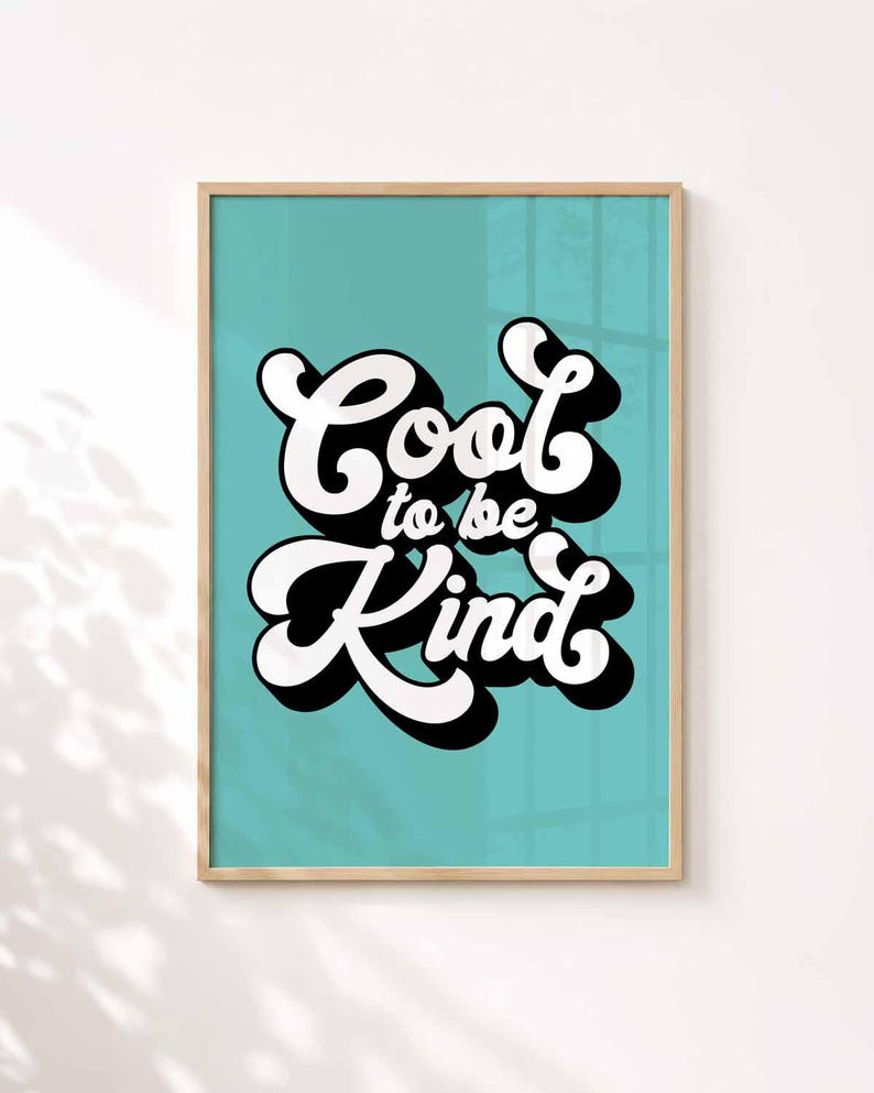 Puede incluir: Una l&aacute;mina de arte mural enmarcada con un fondo turquesa brillante y el texto blanco Cool to be Kind escrito en una fuente retro audaz y redondeada. Las letras tienen una sombra paralela negra gruesa y la l&aacute;mina est&aacute; en un marco de madera clara.