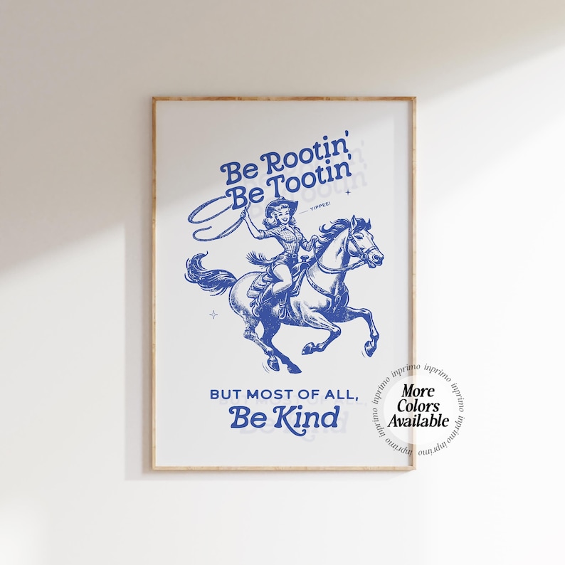 Pu&ograve; includere: Un poster blu e bianco con una cowgirl a cavallo. Il poster dice "Be Rootin' Be Tootin'" e "But most of all, Be Kind".