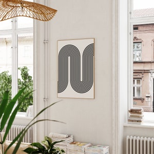 Puede incluir: Impresi&oacute;n de arte abstracto en blanco y negro con un dise&ntilde;o geom&eacute;trico de l&iacute;neas curvas. La impresi&oacute;n est&aacute; enmarcada en un marco fino de madera clara.